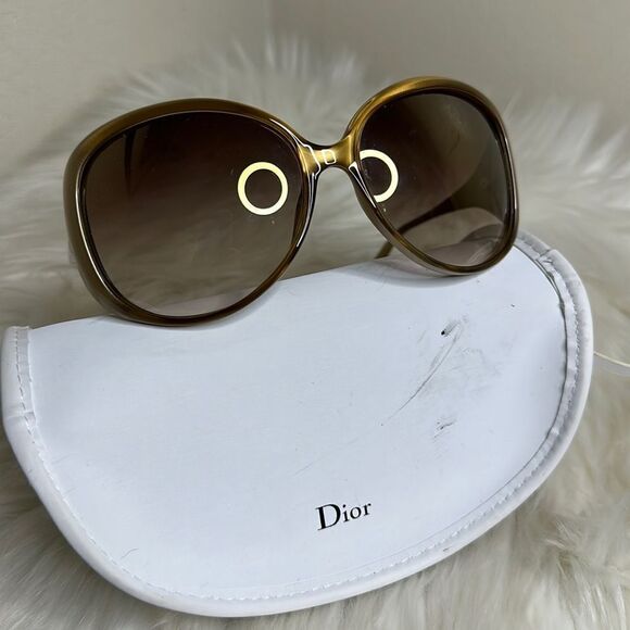 Dior Accessories - 💯Authentic Dior Sunglasses with Case🍀